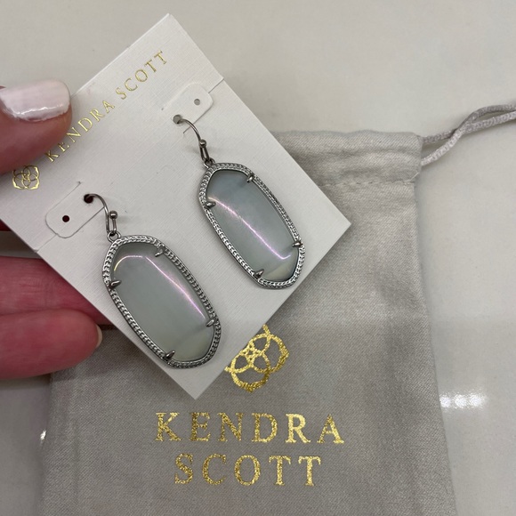 Kendra Scott Elle earrings in silver and gray iridescent - Picture 2 of 3